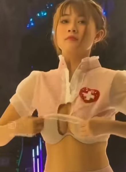 Dancer Qu Nh Nga L Clip Bay Xuy N M Khi N Nhi U Anh I U Ng