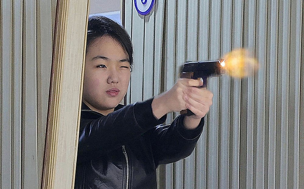 Con gái ông Kim Jong-un bắn súng khi thăm nhà máy vũ khí