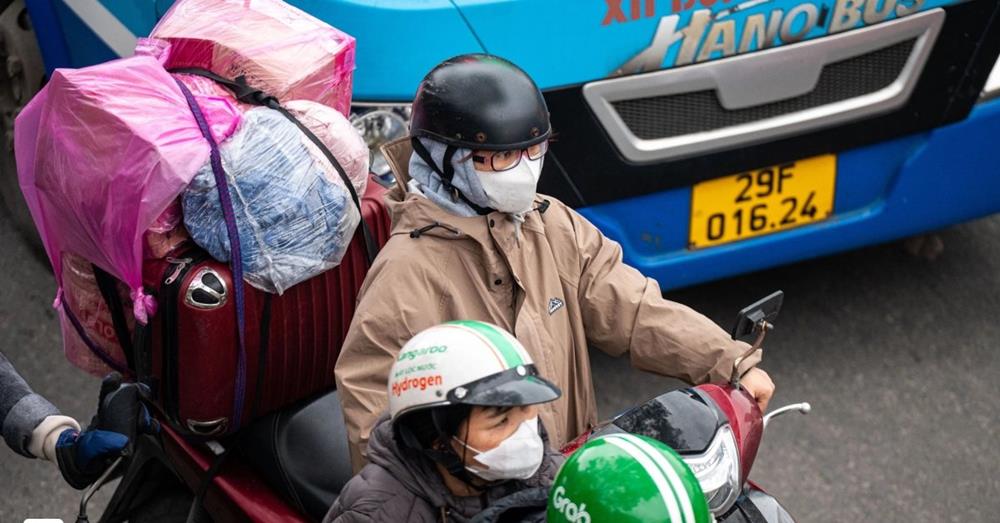 Vác bao tải 20 kg đầy gà, bánh chưng từ quê trở lại thành phố sau Tết