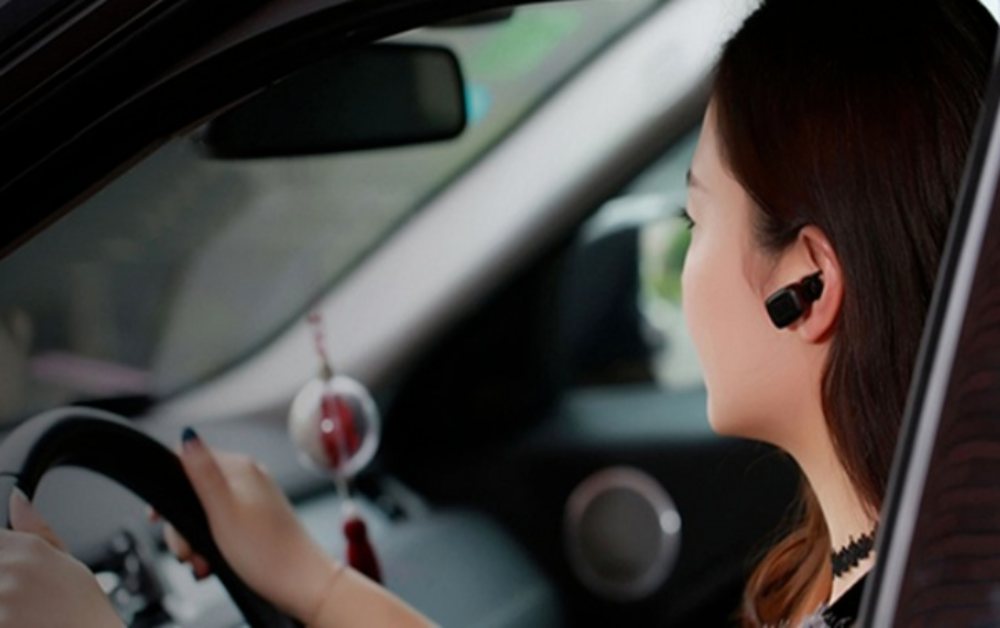 Nghe điện thoại khi lái ô tô bằng tai nghe có bị xử phạt?