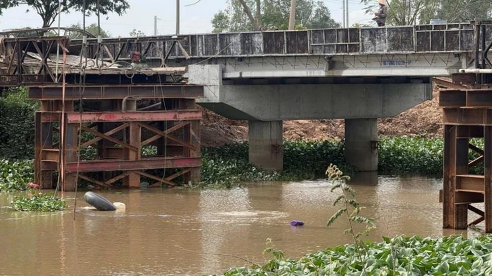 Xe quá tải làm sập cầu ở Tây Ninh