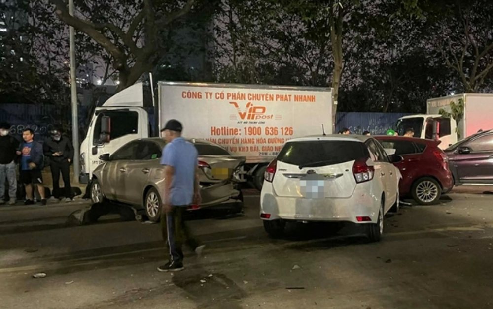 Hiện trường ô tô tông liên hoàn 4 xe máy, 4 ô tô ở Hà Nội, tài xế có biểu hiện lạ khi xuống xe
