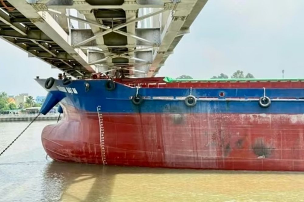Bất ngờ nguyên nhân tàu thủy đâm cầu Ghềnh ở Đồng Nai khiến đường sắt Bắc Nam tê liệt, nhiều người bị thương