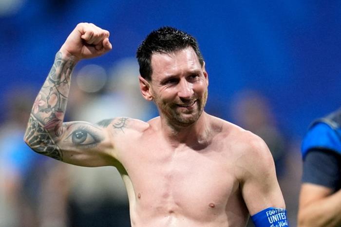 Đẩy Argentina vào nghịch cảnh, Messi bật khóc