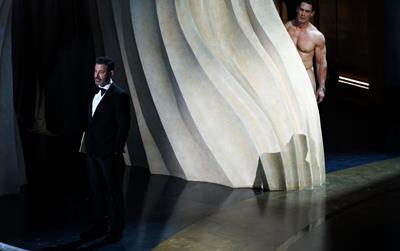 Nam diễn viên John Cena khỏa thân trên sân khấu lễ trao giải Oscar 2024
