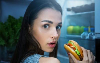 10 thói quen xấu khiến bạn âm thầm tăng cân