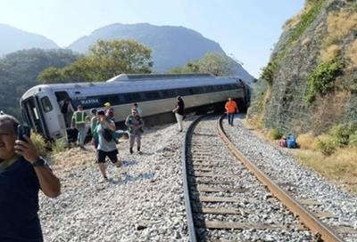 Tai nạn tàu hỏa chở 250 người ở Mexico