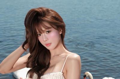 Chụp ảnh cùng thiên nga, hot girl như bước ra từ chuyện cổ tích