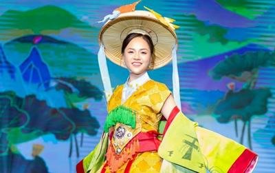 Thu Quỳnh xuất hiện với diện mạo lạ trên sàn catwalk