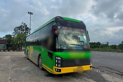 Xe khách 25 chỗ "nhồi nhét" 53 người, bị phạt gần 200 triệu đồng