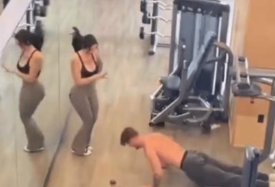 Clip cô gái nhảy cẫng lên khi được cầu hôn ở phòng gym