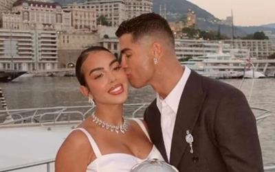 Cầu thủ Cristiano Ronaldo là ai? Bất ngờ sau 9 năm hẹn hò, siêu sao Bồ Đào Nha cầu hôn Georgina