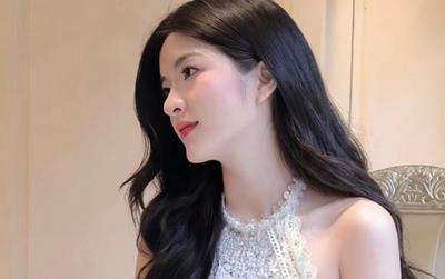 Cô giáo xinh đẹp ngẫu hứng biểu diễn ảo thuật ngay trên lớp, khiến học sinh “vỡ òa” thích thú