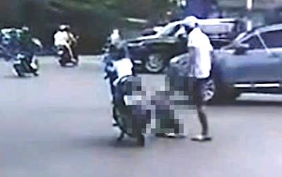 Hà Nội xác minh clip bé trai bị bạo hành giữa phố