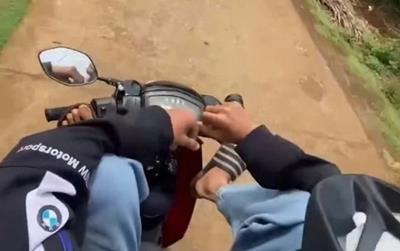 Xác minh clip nam thanh niên lái xe bằng chân, bốc đầu trên đường