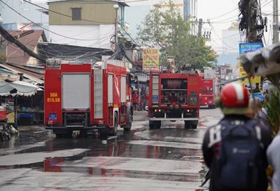 Lửa thiêu rụi dãy nhà gần chợ Bình Trưng, TP.HCM