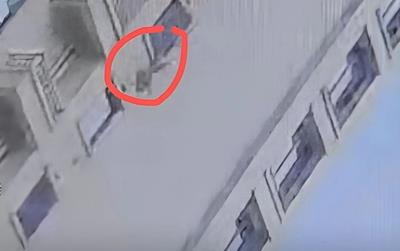 Bé 3 tuổi thoát chết kỳ diệu sau cú rơi từ tầng 18