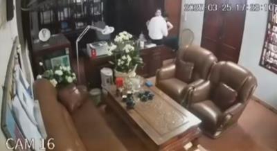 Clip người đàn ông "thân mật" với nhiều phụ nữ trong phòng làm việc ở Ninh Bình: Người phụ nữ có phải giáo viên?
