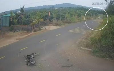Nam sinh Đắk Lắk gặp tai nạn, xe máy phía sau quay đầu rời đi