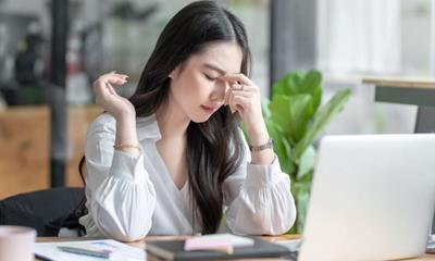 Dân văn phòng ngồi điều hòa cả ngày dễ sốc nhiệt: Bác sĩ chỉ cách phòng tránh