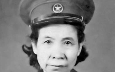 Nữ tình báo lấy vợ mới cho chồng để che mắt địch