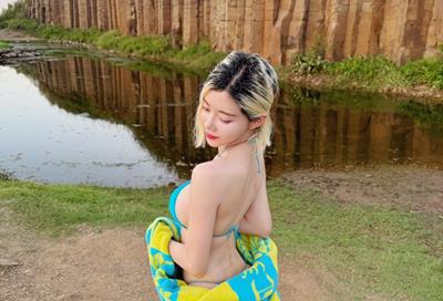 Nóng bừng trời đông với bộ ảnh tắm biển táo bạo của DJ Soda