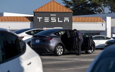 Elon Musk mải mê tham vọng chính trị, Tesla khủng hoảng