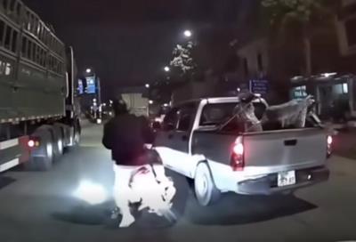 Xác minh ô tô bán tải tạt đầu khiến xe máy chở trẻ nhỏ suýt ngã vào gầm xe tải