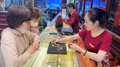 Giá vàng hôm nay 5/4: Vàng SJC, vàng nhẫn 24K 9999 duy trì đà tăng, thế giới giữ mức 4.676 USD/ounce