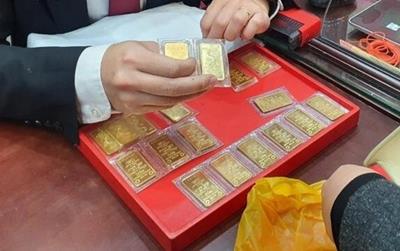 Giá vàng liên tục tăng, nhà đầu tư nên mua vào hay bán ra?