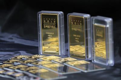 Giá vàng thế giới khép tuần ở trên mốc 5.000 USD/ounce