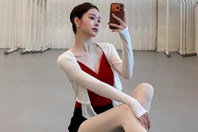 'Hot girl phông bạt' Hàn Quốc chê bạn trai dùng điện thoại Samsung