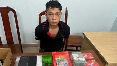 Trộm hơn 1 tỷ đồng mua quà tặng cho bạn gái