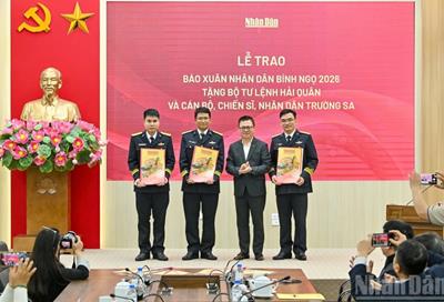 Mang báo Tết ra Trường Sa: Mạch nguồn yêu thương nơi biển đảo