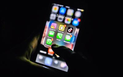 Warren Buffett bị AI giả mạo, thêm đơn kiện OpenAI