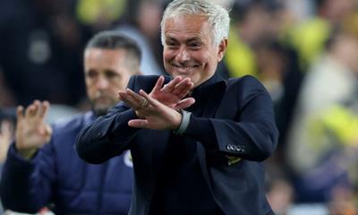 Nhận thẻ đỏ, Mourinho cay cú mỉa mai trọng tài giỏi nhất thế giới