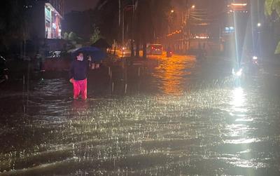 Mưa lớn, nhiều khu vực TP.HCM ngập đúng giờ tan tầm