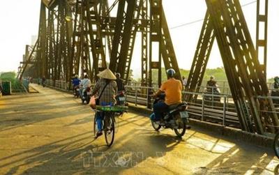 Bắc Bộ và Trung Bộ ngày nắng nóng, chiều tối có dông lốc