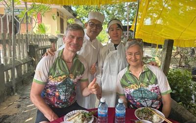 Vợ chồng người Thụy Sĩ được mời ăn cơm giữa đám tang ở Huế: Câu chuyện đẹp về lòng hiếu khách của người Việt