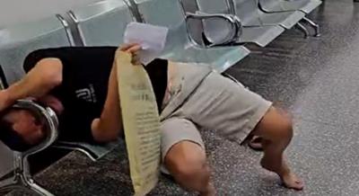 Hai cha con ở Trung Quốc mắc kẹt đầu trong ghế chờ bệnh viện vì… quá rảnh khi đợi kết quả khám