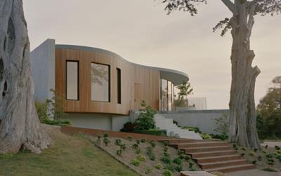 Ngôi nhà hướng hồ với mặt tiền gỗ uốn lượn sóng độc đáo