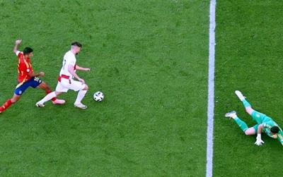 Vì sao Rodri may mắn thoát thẻ đỏ, dù cản cầu thủ Croatia ghi bàn?