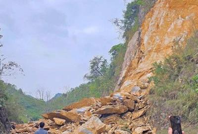 Sạt lở đất đá trên Quốc lộ 6 làm 5 người thương vong