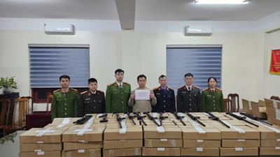 319 súng quân dụng được nguy trang dưới vỏ bọc linh kiện 'thông tắc bồn cầu'