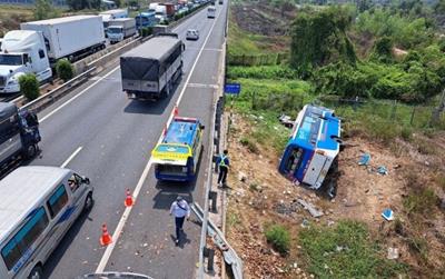 Xe khách lật trên cao tốc TP.HCM - Trung Lương: Chuyển bệnh nhân nhi lên TPHCM