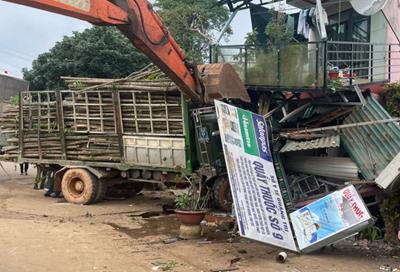 Ô tô tải va chạm xe máy rồi tông sập nhiều hàng quán, 5 người thương vong