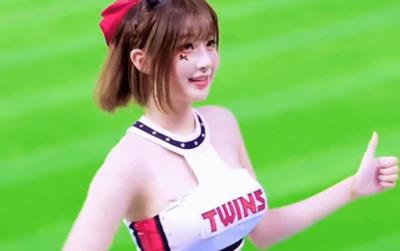 'Hoạt náo viên nổi nhất TikTok' lộ ảnh hẹn hò bạn trai