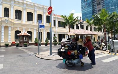 Người dân xoay sở dưới nắng nóng cao điểm ở Thành phố Hồ Chí Minh