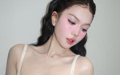 Sau nữ hoàng nội y, Ngọc Trinh xứng danh bà hoàng miếng dán ngực Vbiz