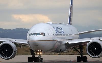 United Airlines planes in San Francisco clip wings